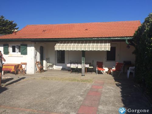 Photo n°1 de :100 m mer maison 5-7p. 2 ch. auvent cour ferme